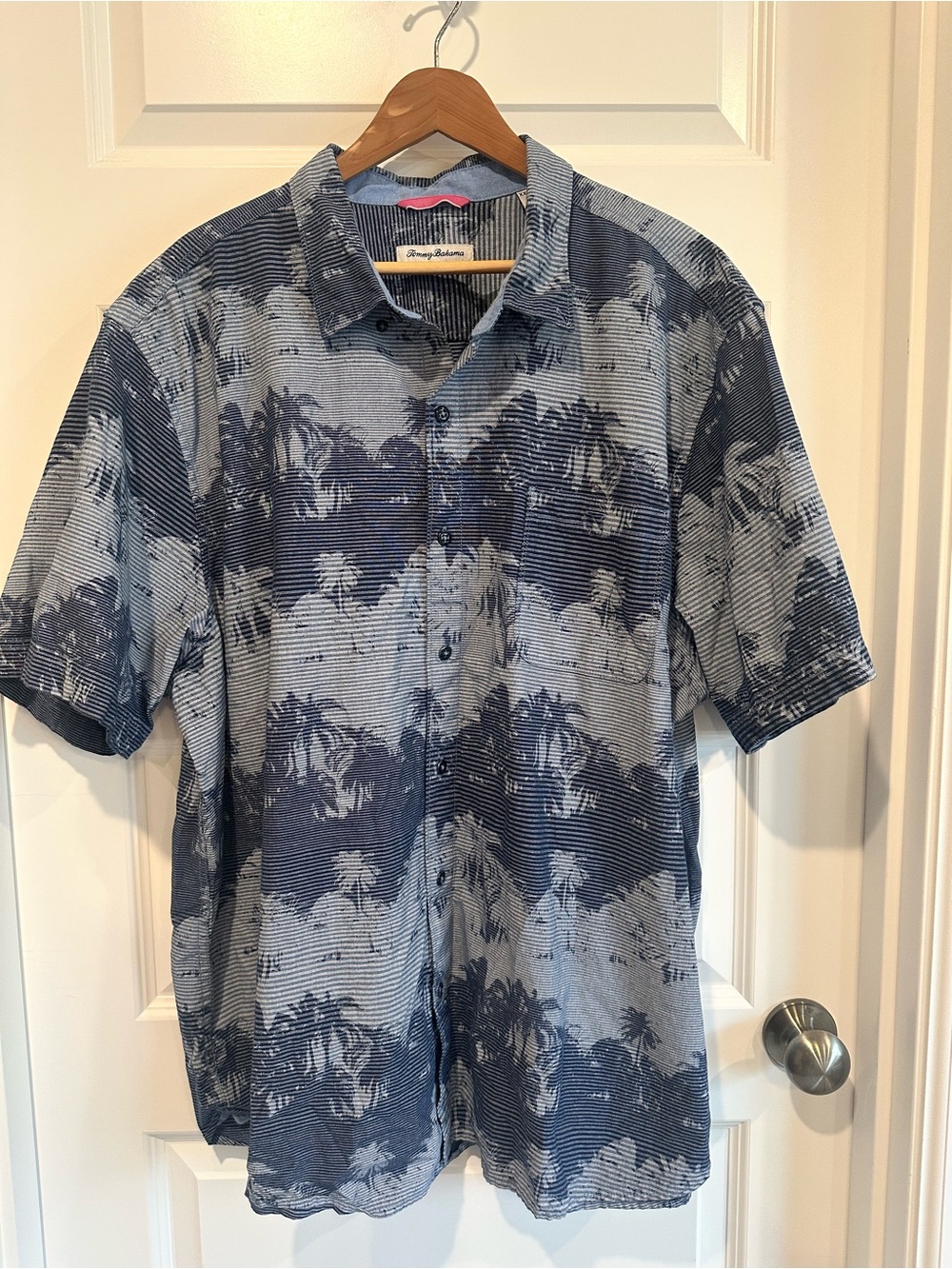 Men’s Tommy Bahama Pixel Palms Camp Shirt in Throne Blue
Size XXL | EUC